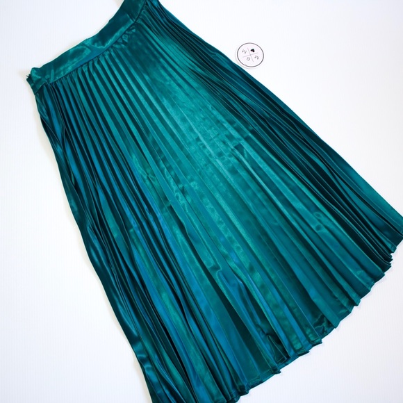 Green Pleated Flared Satin Midi Skirt - Picture 6 of 8